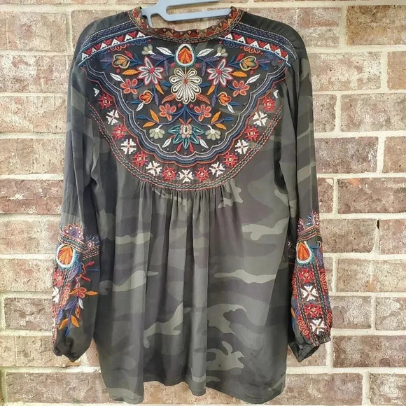 JOHNNY WAS Laila Paris Embroidered Effortless Silk Camo Blouse Top S - Picture 6 of 8